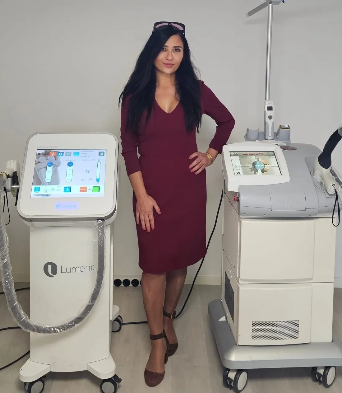 Muazzez Erdem zwischen den Lasergeräten LightSheer und Vectus